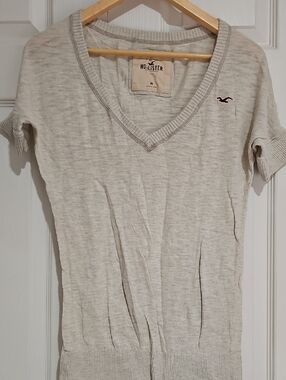 🤍 Hollister Cream V-Neck Knit Top – Soft Lightweight, Size M